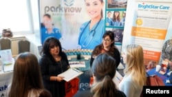 Des demandeurs d'emploi écoutent un recruteur à la foire d'emploi de Colorado Hospital Association à Denver, Colorado, États-Unis, le 4 octobre 2017