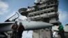 Piloti i borbeni avion na palubi američkog nosača aviona USS Abraham Linkoln u Arapskom moru