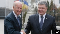 Le président ukrainien, Petro Porochenko, à droite, serre la main du vice-président américain, Joe Biden lors d'une réunion à Kiev, en Ukraine, le lundi 7 décembre 2015. (AP Photo / Efrem Lukatsky)
