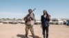 Des membres de la milice Amhara posent pour un portrait à l'entrée du 5e bataillon du commandement nord de l'armée éthiopienne à Dansha, en Éthiopie, le 25 novembre 2020.