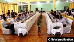 အပစ်အခတ် ရပ်စဲရေး ဆွေးနွေးနေကြတဲ့ အမျိုးသားပြန်လည် သင့်မြတ်ရေးနှင့် ငြိမ်းချမ်းရေးဗဟိုဌာန(NRPC) ကိုယ်စားလှယ်အဖွဲ့ နဲ့ မြောက်ပိုင်း မဟာမိတ်လေးဖွဲ့ဖြစ်တဲ့ KIO, MNTJP, PSLF, ULA ကိုယ်စားလှယ်များ (ဓါတ်ပုံ- NRPC/ယခင်မှတ်တမ်းသတင်းဓာတ်ပုံ)