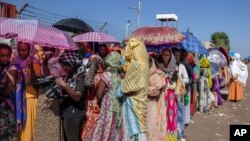 Dubartoota walitti bu'iinsa Tigraay keessaa baqatanii qarqaarsa UNHCR kennu fudhachuuf hiriiran, Eddu-gala Hamdayet, Sudaan, Sadaasa 21, 2020