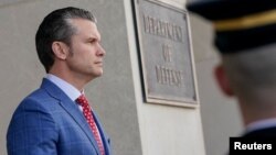 Američki ministar odbrane Pete Hegseth stoji na ulazu u Pentagon, u blizini Washingtona, 7. februara 2025.