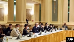 Anggota delegasi Inggris, Jerman, Perancis, Inggris, Rusia, China dan Iran dalam pertemuan membahas perjanjian nuklir Iran di Grand Hotel, Wina, Austria, 1 Mei 2021.