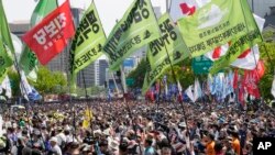 Првомајските настани, исто така, на многумина им дадоа можност да го кренат гласаот за многу економски поплаки или политички барања.