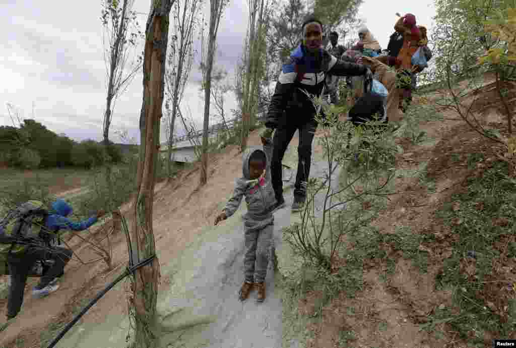 Migrants from Somalia also try to reach Greece's border with Macedonia, near the Greek village of Idomeni.