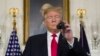 Le président Donald Trump réajuste son micro à la Maison Blanche, Washington, 19 janvier 2019. 