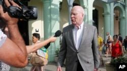 Pemimpin delegasi AS Senator Patrick Leahy berbicara dengan wartawan ketika meninggalkan Hotel Saratoga, di Havana, Kuba, Sabtu, 17 Januari 2015. Leahy mengepalai kunjungan delegasi Kongres AS pertama ke Kuba sejak Presiden Barack Obama memulihkan hubungan diplomatik di bulan Desember. (AP Photo/Desmond Boylan)