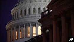 Kubah Gedung Capitol diterangi lampu sebelum Komite Kehakiman DPR AS Judiciary Committee menentukan pasal-pasal pemakzulan terhadap Presiden AS Donald Trump, 13 Desember 2919. (Foto: AP)