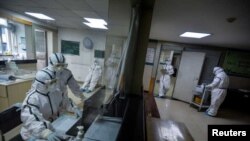 Petugas medis berpakaian pelindung di bagian isolasi pasien virus korona, di pusat layanan kesehatan masyarakat di distrik Qingshan di Wuhan, provinsi Hubei, China, 8 Februari 2020. (Foto: dok).