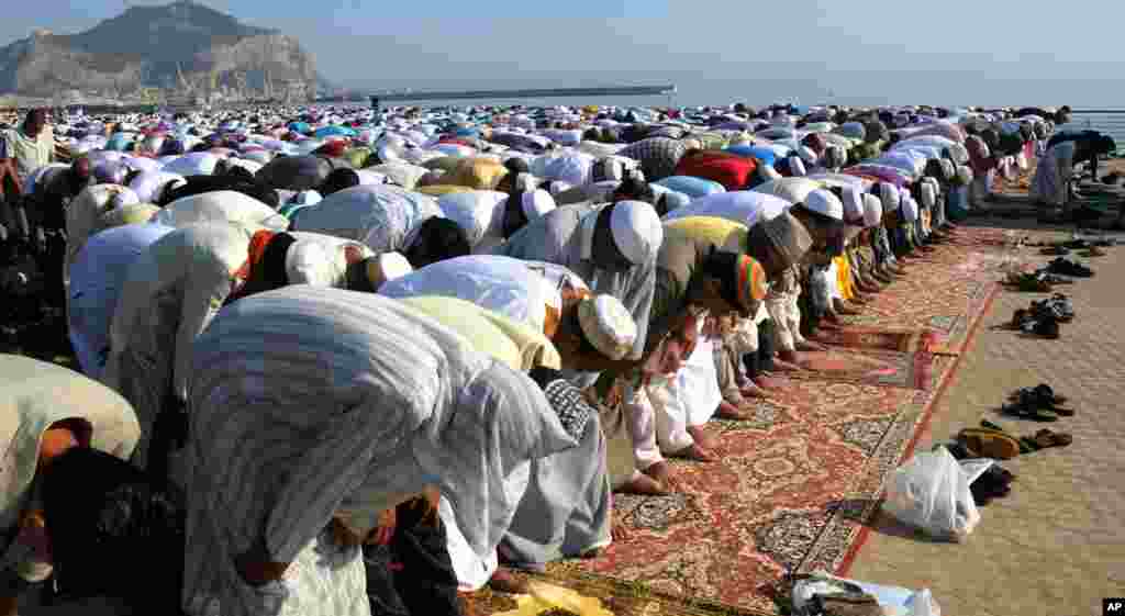 Sholat Idul Fitri di Palermo, Italia, Minggu (19/8).