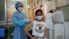 Seorang warga Kamboja menerima vaksin AstraZeneca sebagai dosis booster di National Pediatric Hospital di Phnom Penh, Kamboja, 12 Agustus 2021.(Foto: REUTERS/Cindy Liu)