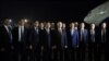Foto yang dirilis oleh media pemerintah Rusia, Sputnik, tampak Presiden Rusia Vladimir Putin (tengah) berfoto sebelum terbang kembali ke Rusia di Bandara Internasional Noi Bai di Hanoi, Kamis, 21 Juni 2024. (Foto: Gavriil Grigorov/Pool/AFP)