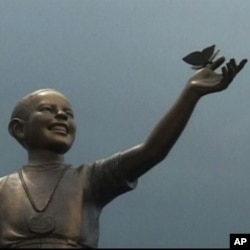 Obama Nobel Statue