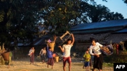 ရခိုင်ပြည်နယ်အတွင်း တိုက်ပွဲများကြောင့် ကျောက်တော်မြို့နယ်ရှိ စစ်ဘေးရှောင်စခန်းသို့ တိမ်းရှောင်လာသည့် ဒေသခံများ။ (ဇန်နဝါရီ ၄၊ ၂၀၁၉)