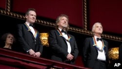 Band rock Led Zeppelin, dari kiri, pemain kibor/bass John Paul Jones, penyanyi Robert Plant, dan gitaris Jimmy Page, dalam acara penghargaan Kennedy Center di Washington. (Foto: Dok)