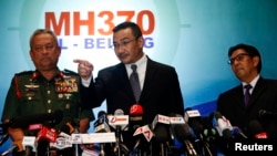 Menteri Perhubungan Malaysia Hishammuddin Tun Hussein (tengah) menjawab pertanyaan wartawan didampingi pimpinan militer Jenderal Zulkifeli Mohd Zin (kiri) di Kuala Lumpur, Rabu (12/3). 