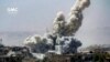 De la fumée et des débris s’élèvent après un bombardement à Damas, Syrie, 25 septembre 2017.