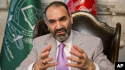 ښاغلي نور د حزب اسلامي ځینې قومندانان تورن کړل چې طالبانو ته یې امنیتي پوستې پرېښي دي