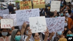 د پاکستان وزيراعظم عمران خان د پنجاب صوبې ښار لاهور کې د موټر وی سره نزدې په ۹ ستمبر کال ۲۰۲۰ کې د سړک په غاړه د يو ښځې د هغې د ماشومانو د جبري زنا پېښې نه پس دغه سخت قانون راوستلی و