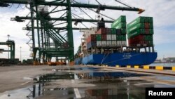 Kapal di Terminal Peti Kemas Tanjung Priok, Jakarta Utara (16/11). (Reuters/Darren Whiteside)