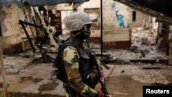 Un soldat du Bataillon d'intervention rapide (BIR) dans le village abandonné d'Ekona, près de Buea, le 4 octobre 2018.