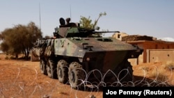 Un véhicule blindé militaire est garé devant la base militaire française à l'aéroport malien de Gao, le 9 mars 2013. (Photo: REUTERS/Joe Penney/archives)