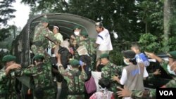 Tentara Indonesia membantu evakuasi para warga di Cangkringan, Yogyakarta setelah Merapi meletus lagi, 3 November 2010.