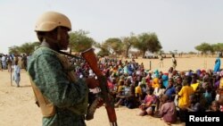 Un soldat nigérien à l'extérieur de la ville de Diffa, dans le sud-est du Niger, le 18 juin 2016.(Archives)