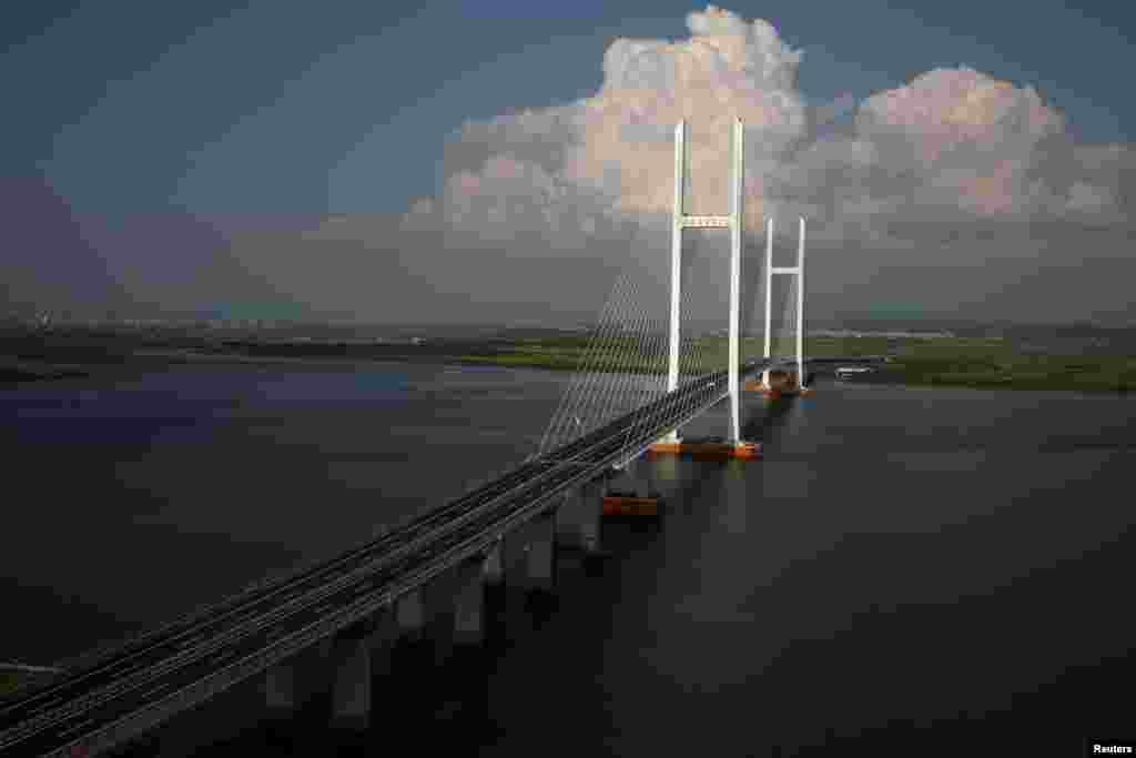 រូបភាព​បង្ហាញ​ពី​ស្ពាន New Yalu River ដែល​មិន​ទាន់​សាងសង់រួម ដែល​ត្រូវ​បាន​សាងសង់ឡើង​ដើម្បី​ភ្ជាប់​តំបន់ Dandong ក្នុង​ខេត្ត Liaoning ប្រទេស​ចិន និង​ខេត្ត​ Sinuiju ប្រទេស​កូរ៉េខាងជើង កាល​ពី​ថ្ងៃ​ទី១១ ខែ​កញ្ញា ឆ្នាំ​២០១៦។&nbsp;