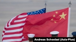 China USLes drapeaux de la Chine et des États-Unis flottent avant l'arrivée du président chinois Xi Jinping (non illustré) à Joint Base Andrews, Maryland, à l'extérieur de Washington DC, USA, 30 mars 2016. EPA / MICHAEL REYNOLDS