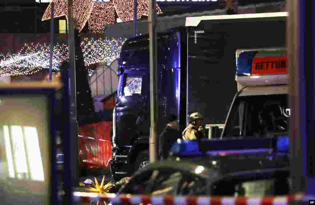 Un policier debout près d’un camion qui a foncé dans un marché de Noël à Berlin, Allemagne, 19 décembre 2016.