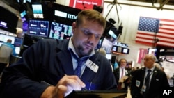 Suasana di bursa saham Wall Street, New York (30/5). Investor menarik sekitar $4,7 miliar dari reksadana bermuatan saham-saham Amerika pekan lalu. 