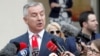Arhiva - Milo Đukanović, predsednički kandidat DPS-a, razgovara sa novinarima ispred biračkog mesta na dan održavanja izbora za predsednika Crne Gore, u Podgorici, 15. aprila 2018.