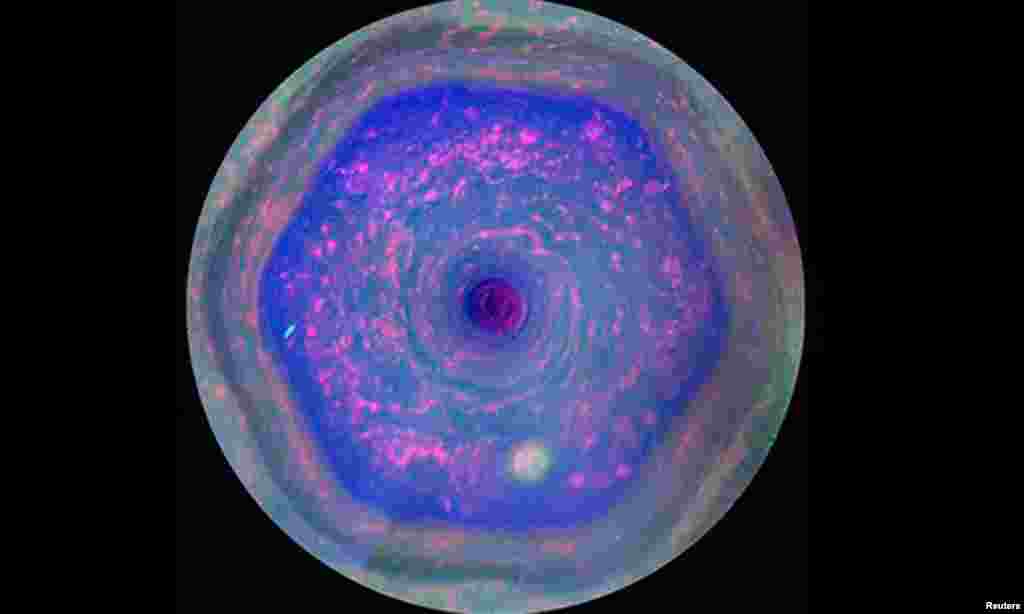 Foto kutub utara planet Saturnus yang berbentuk Heksagon (segi enam berwarna biru) diambil oleh wahana antariksa Cassini milik NASA.