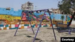 Ayunan tampak di sebuah taman yang baru diperbaiki di pusat Kota Raqqa, hampir dua tahun setelah ISIS diusir keluar, di Raqqa, Suriah, 25 Juni 2019. 
