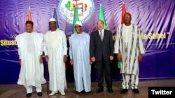 Les cinq chefs d'Etat du G5 Sahel (de gauche à droite): le président du Niger Mahamadou Issoufou, son homologue tchadien Idriss Déby, le Malien Ibrahim Boubacar Keïta, le Mauritanien Mohamed Ould Abdel Aziz et le Burkinabè Roch Marc Christian Kaboré, le 6