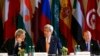 Menlu AS John Kerry (tengah) bersama Menlu Italia Paolo Gentiloni (kiri) dan Utusan PBB untuk Libya Martin Kobler menghadiri pertemuan tingkat menteri yang membahas soal Libya di Wina, Austria (16/5). 