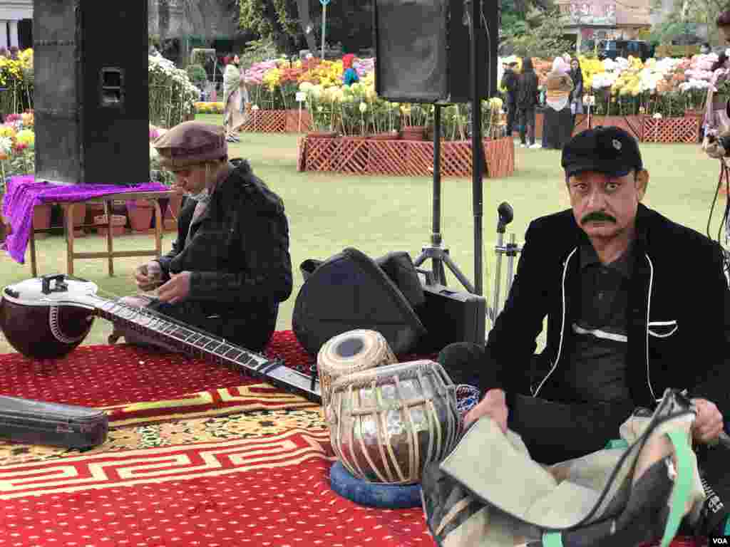 فلاور شو میں آنے والے سیاحوں کی دلچسپی کو دیکھتے ہوئے موسیقی کا انتظام بھی کیا گیا ہے۔