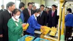 Ahn Hong-joon, ketua Majelis Nasional Korea Selatan untuk Urusan Luar Negeri dan Unifikasi serta para anggota legislatif Korea Selatan mengunjungi pabrik di kompleks industri Kaesong, Korea Utara (30/10). 