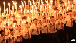 지난 28일 북한 평양의 5월1일경기장에서 열린 '김일성-김정일주의 청년동맹' 제9차대회 경축 야회에서 청년들이 횃불을 들고 있다.