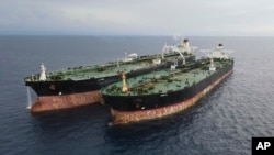 Tanker MT Arman 114 pod iranskom zastavom, desno, i tanker pod zastavom Kameruna, MT S Tinos, vide se nakon što su uhvaćeni kako vrše ilegalne transfere nafte.