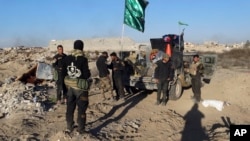 Pasukan keamanan Irak memasuki wilayah Huz di pusat kota Ramadi yang hancur, 115 kilometer sebelah barat Baghdad, Irak, 26 Desember 2015.