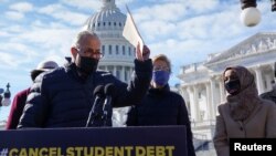 Pemimpin mayoritas Senat AS, Chuck Schumer berbicara didampingi beberapa anggota Kongres AS dari Partai Demokrat (foto: dok). 