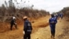 Une agriculture engagée à travailler la piste agricole Lombolo-Loulombo, au Congo-Brazzaville, le 4 août 2019. (VOA/Arsène Severin)