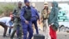 La police somalienne et d'autres agents de sécurité enquêtent sur les lieux d'un attentat suicide à la bombe dans la capitale, Mogadiscio, le 1er octobre 2018.