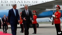 Le secrétaire d'État américain John Kerry, à gauche, avec le ministre des affaires étrangères Mikheil Janelidze à l'aéroport international Tbilisi, Georgie, le 6 juillet 2016.