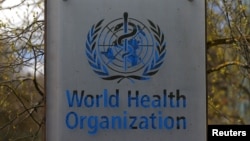 Le logo de l'Organisation mondiale de la santé (OMS) à l'extérieur du siège de l'OMS à Genève, Suisse, le 6 avril 2021.