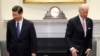 资料照：时任美国副总统拜登在白宫接待到访的时任中国国家副主席习近平。(美联社2012年2月14日)