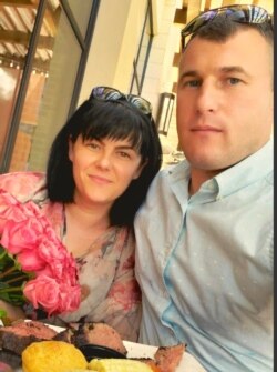 Чоловік дарує Ірині квіти після кожного рейсу
